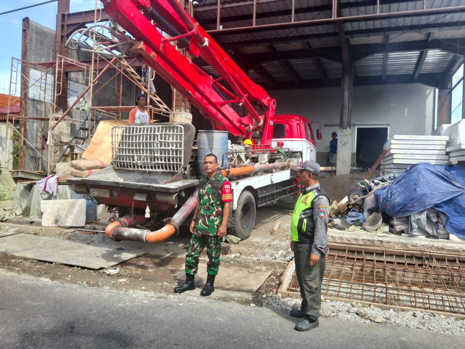 mbminvestigasi.com | Pacu Kelancaran & Keselamatan Lalu Lintas, Babinsa Serengan dan Linmas Bantu Pengecoran Rumah Warga