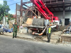 mbminvestigasi.com | Pacu Kelancaran & Keselamatan Lalu Lintas, Babinsa Serengan dan Linmas Bantu Pengecoran Rumah Warga