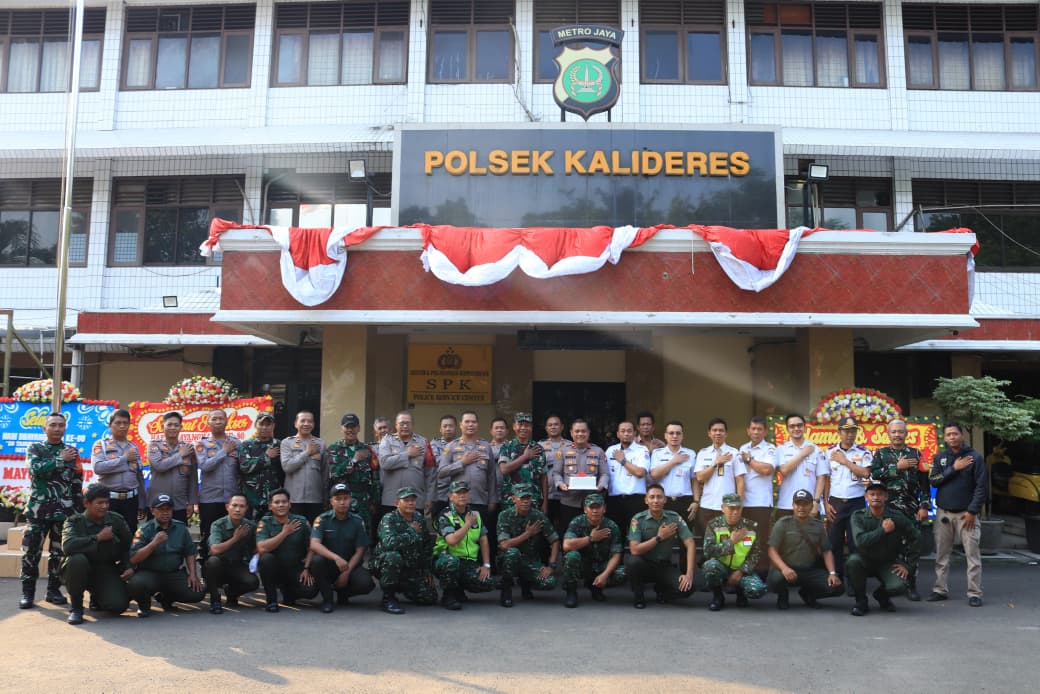 mbminvestigasi.com | Sinergi Tiga Pilar, Peringati Hari Bhayangkara Ke-80, Danramil dan Wakil Camat Kalideres Beri Kejutan di Polsek