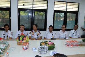 mbminvestigasi.com | Sinergi Tiga Pilar, Peringati Hari Bhayangkara Ke-80, Danramil dan Wakil Camat Kalideres Beri Kejutan di Polsek