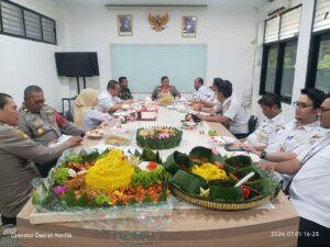 mbminvestigasi.com | Sinergi Tiga Pilar, Peringati Hari Bhayangkara Ke-80, Danramil dan Wakil Camat Kalideres Beri Kejutan di Polsek