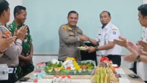 mbminvestigasi.com | Sinergi Tiga Pilar, Peringati Hari Bhayangkara Ke-80, Danramil dan Wakil Camat Kalideres Beri Kejutan di Polsek