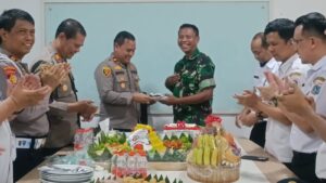 mbminvestigasi.com | Sinergi Tiga Pilar, Peringati Hari Bhayangkara Ke-80, Danramil dan Wakil Camat Kalideres Beri Kejutan di Polsek