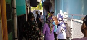 mbminvestigasi.com | Babinsa Bhabinkamtibmas & Lurah Joyotakan Edukasi Terkait Pelepasan Stiker Warga Miskin