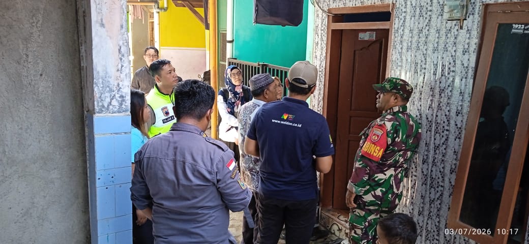 mbminvestigasi.com | Babinsa Bhabinkamtibmas & Lurah Joyotakan Edukasi Terkait Pelepasan Stiker Warga Miskin