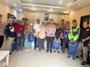 mbminvestigasi.com | Jumat Peduli, Polsek Cengkareng Salurkan Sembako kepada Sabuk Kamtibmas dan Warga