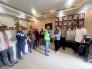 mbminvestigasi.com | Jumat Peduli, Polsek Cengkareng Salurkan Sembako kepada Sabuk Kamtibmas dan Warga