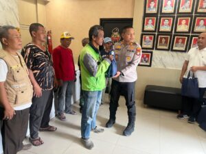mbminvestigasi.com | Jumat Peduli, Polsek Cengkareng Salurkan Sembako kepada Sabuk Kamtibmas dan Warga