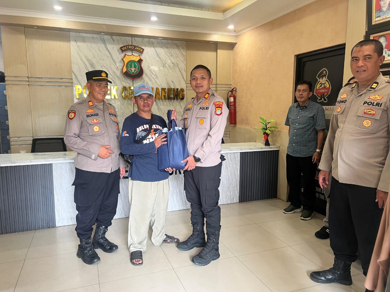 mbminvestigasi.com | Jumat Peduli, Polsek Cengkareng Salurkan Sembako kepada Sabuk Kamtibmas dan Warga