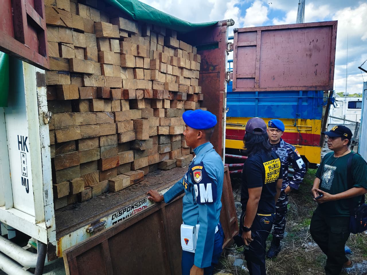 mbminvestigasi.com | TNI AL Perketat Pengawasan, Pengiriman Kayu Ilegal Berhasil Digagalkan