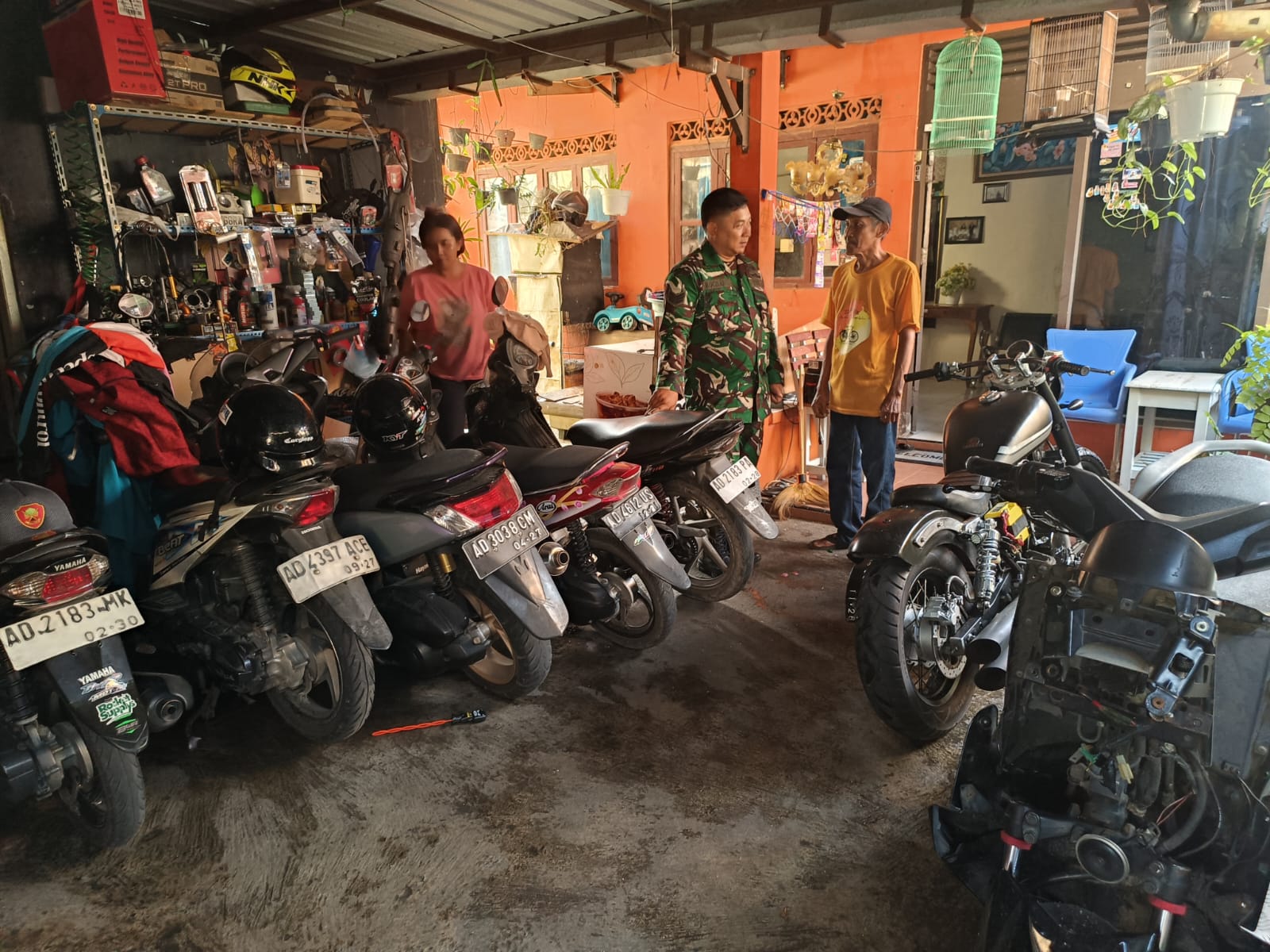 mbminvestigasi.com | Menyapa dari Hati ke Hati, Babinsa Kratonan Bangun Keakraban Dengan Jukir