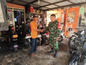 mbminvestigasi.com | Menyapa dari Hati ke Hati, Babinsa Kratonan Bangun Keakraban Dengan Jukir
