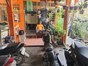 mbminvestigasi.com | Menyapa dari Hati ke Hati, Babinsa Kratonan Bangun Keakraban Dengan Jukir