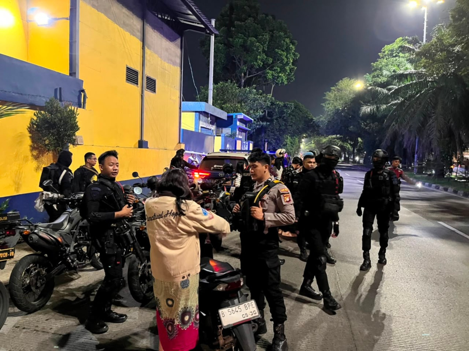 mbminvestigasi.com | Brimob Metro Jaya Bergerak Cepat Gagalkan Tawuran di Jakbar, 4 Pelaku Ditangkap