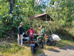 mbminvestigasi.com | Babinsa Simo Sambangi Pencari Rumput, Bangun Kedekatan dengan Warga