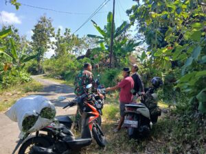 mbminvestigasi.com | Babinsa Simo Sambangi Pencari Rumput, Bangun Kedekatan dengan Warga