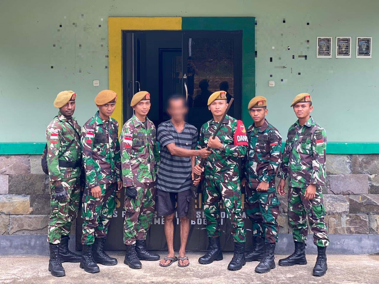mbminvestigasi.com | Satgas Pamtas RI-MALAYSIA Yonarmed 19/Bogani Terima Penyerahan Senjata Api Dari Warga Perbatasan di Kabupaten Sambas