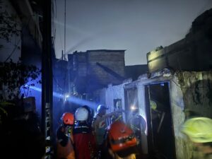 mbminvestigasi.com | Sinergi TNI-Polri dan Damkar Tangani Kebakaran di Palmerah, Lima Rumah Terdampak