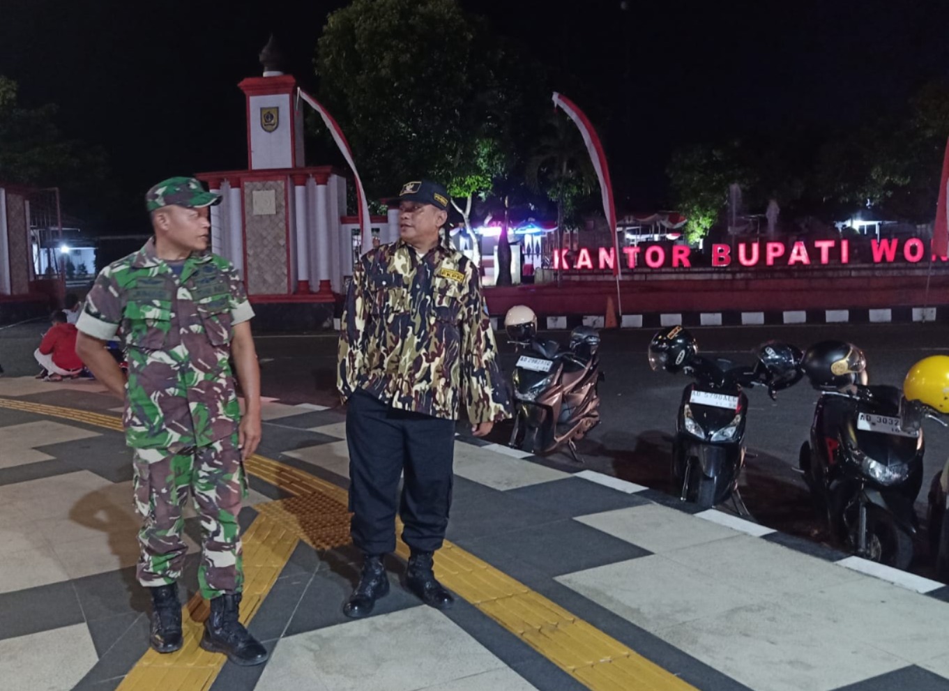 mbminvestigasi.com | Patroli Malam TNI di Jantung Kota Wonogiri, Serka Jumadi Pastikan Situasi Tetap Aman dan Kondusif
