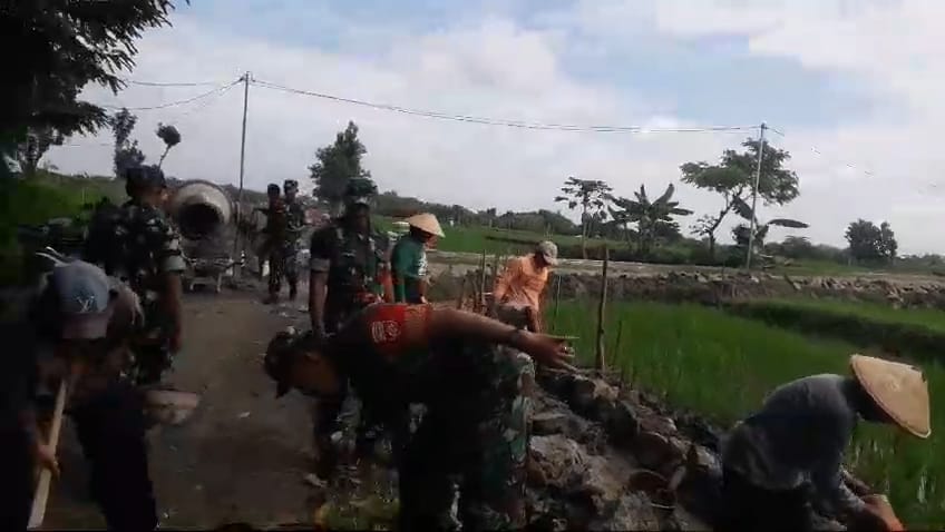 mbminvestigasi.com | Talud Jalan di Mojorejo Dibangun Gotong Royong, Babinsa Turun Langsung Bersama Warga