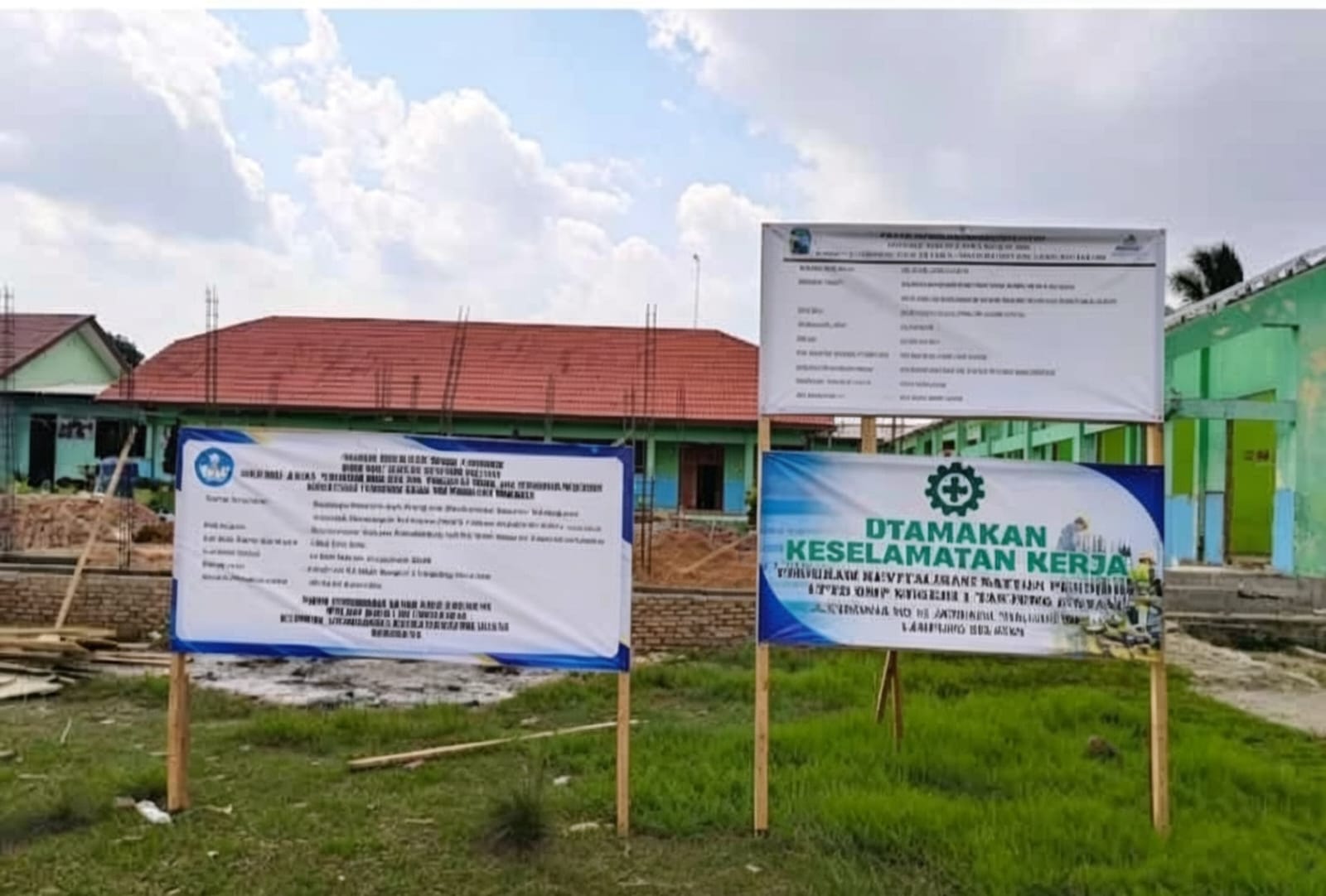 mbminvestigasi.com | ANGGARAN Rp1,2 MILIAR, PEKERJAAN DIDUGA TAK SEBANDING! Revitalisasi SMPN 1 Tanjung Bintang Disorot, Material Lama Masih Dipakai, Pembentukan P2SP Dipertanyakan