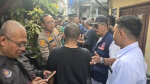 mbminvestigasi.com | Wujud Kepedulian, Kapolsek Palmerah Berikan Bantuan kepada Korban Kebakaran
