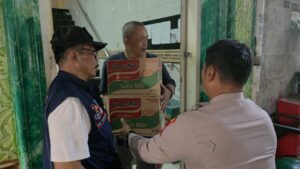 mbminvestigasi.com | Wujud Kepedulian, Kapolsek Palmerah Berikan Bantuan kepada Korban Kebakaran