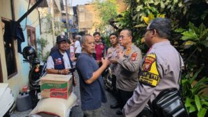 mbminvestigasi.com | Wujud Kepedulian, Kapolsek Palmerah Berikan Bantuan kepada Korban Kebakaran