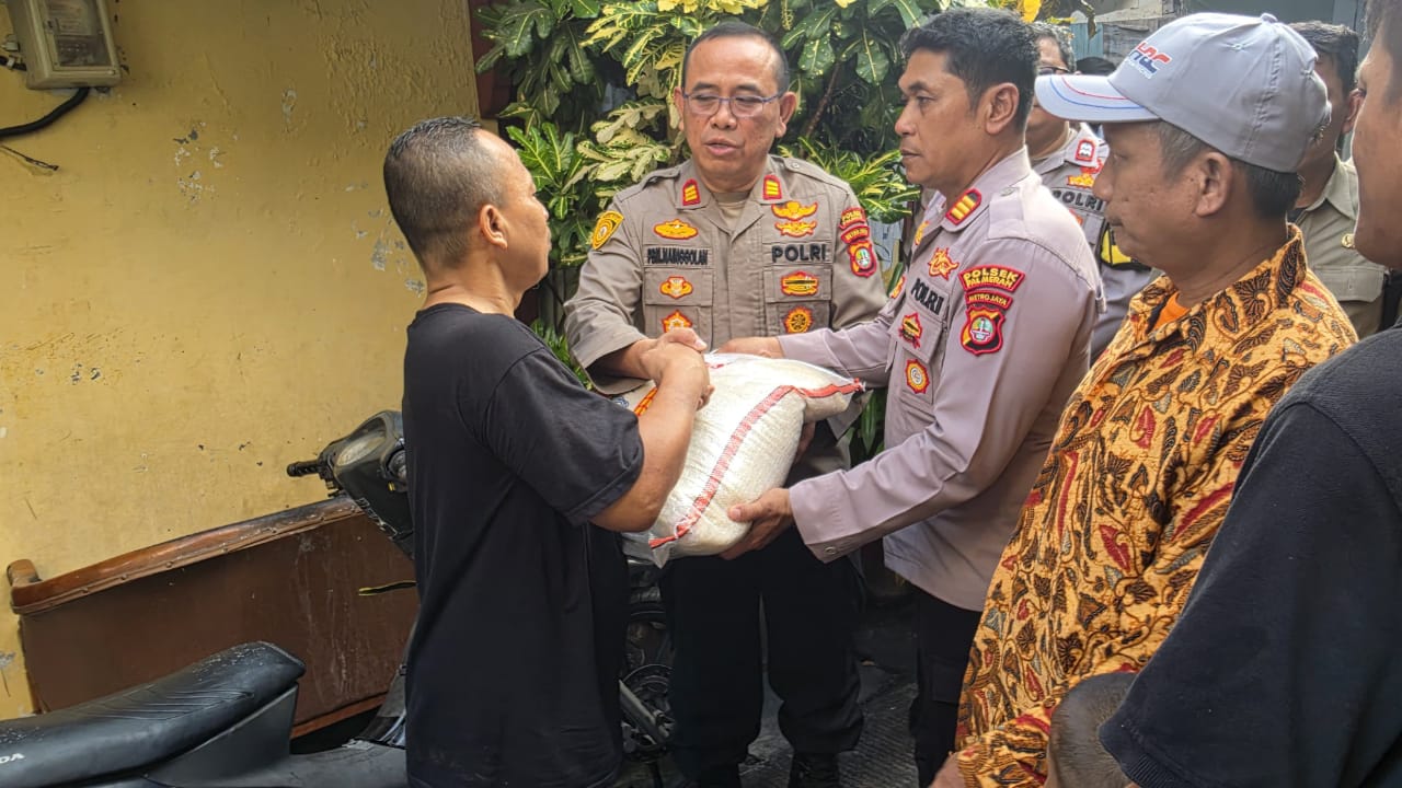 mbminvestigasi.com | Wujud Kepedulian, Kapolsek Palmerah Berikan Bantuan kepada Korban Kebakaran