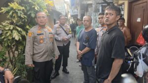 mbminvestigasi.com | Wujud Kepedulian, Kapolsek Palmerah Berikan Bantuan kepada Korban Kebakaran