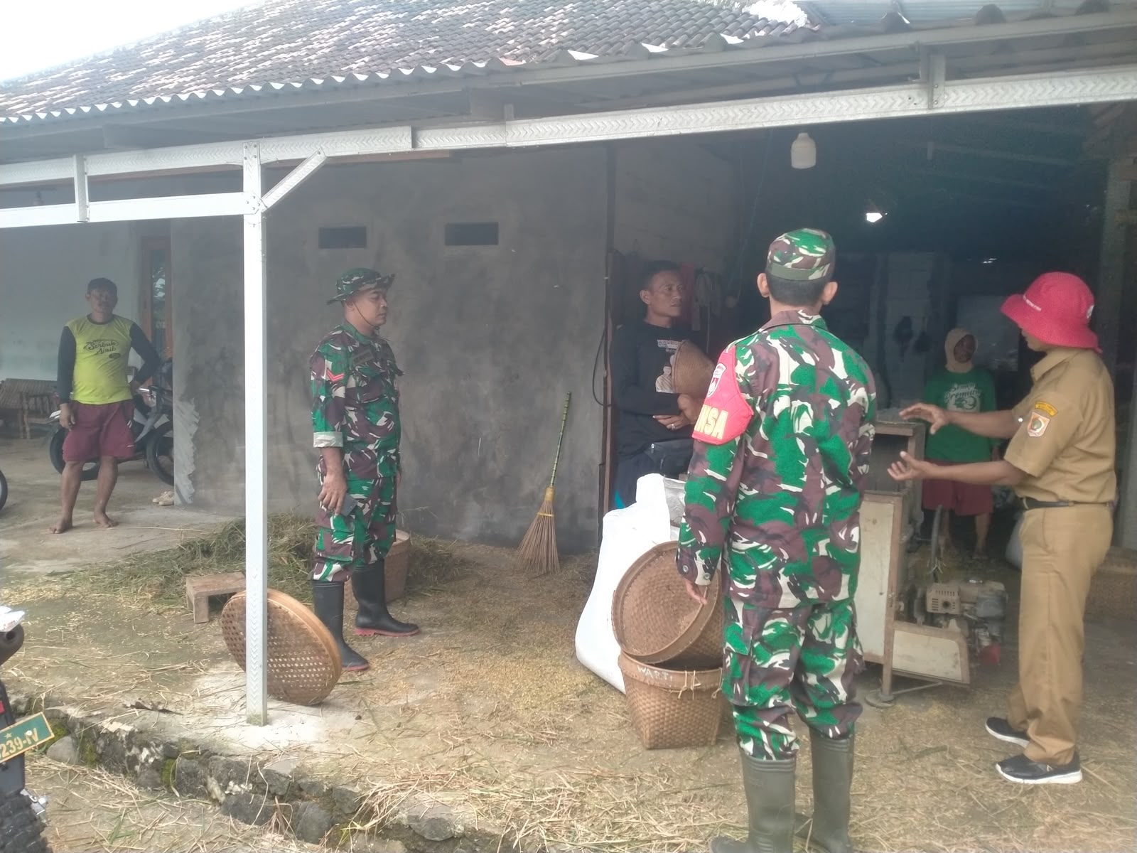 mbminvestigasi.com | Dukung Swasembada Pangan, Babinsa Koramil Jatiroto Kunjungi Tempat Penggilingan Padi