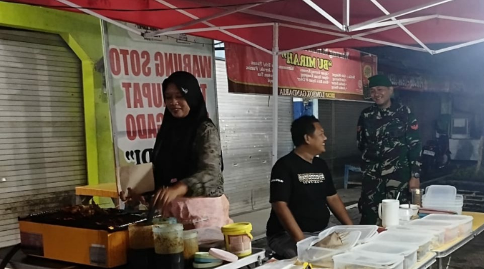 mbminvestigasi.com | Pastikan Wilayahnya Aman, Babinsa Koramil Selogiri Aktif Patroli Malam Hari