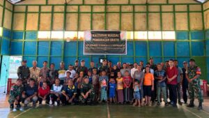 mbminvestigasi.com | Peringati HUT Ke-64, Satgas Pamtas RI-Malaysia Yonarmed 13/Nanggala Gandeng Puskesmas Badau Gelar Khitanan Massal dan Pengobatan Gratis di Desa Pulau Majang.
