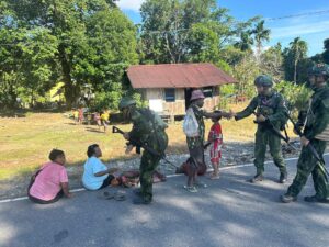 mbminvestigasi.com | Wujudkan Kemanunggalan TNI-Rakyat, Satgas Yonif 645/GTY Gelar Pelayanan Kesehatan di Distrik Benawa