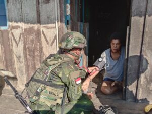 mbminvestigasi.com | Wujudkan Kemanunggalan TNI-Rakyat, Satgas Yonif 645/GTY Gelar Pelayanan Kesehatan di Distrik Benawa