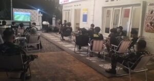 mbminvestigasi.com | Anggota TNI Kodim 0725/Sragen Bersama Masyarakat Nobar Piala Dunia di 13 titik Koramil dari jajaran kodim 0725/Sragen.