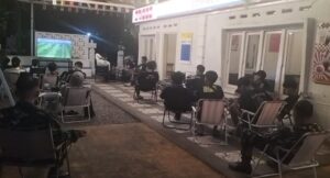 mbminvestigasi.com | Anggota TNI Kodim 0725/Sragen Bersama Masyarakat Nobar Piala Dunia di 13 titik Koramil dari jajaran kodim 0725/Sragen.