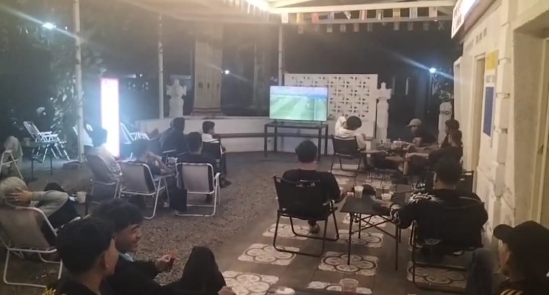 mbminvestigasi.com | Anggota TNI Kodim 0725/Sragen Bersama Masyarakat Nobar Piala Dunia di 13 titik Koramil dari jajaran kodim 0725/Sragen.