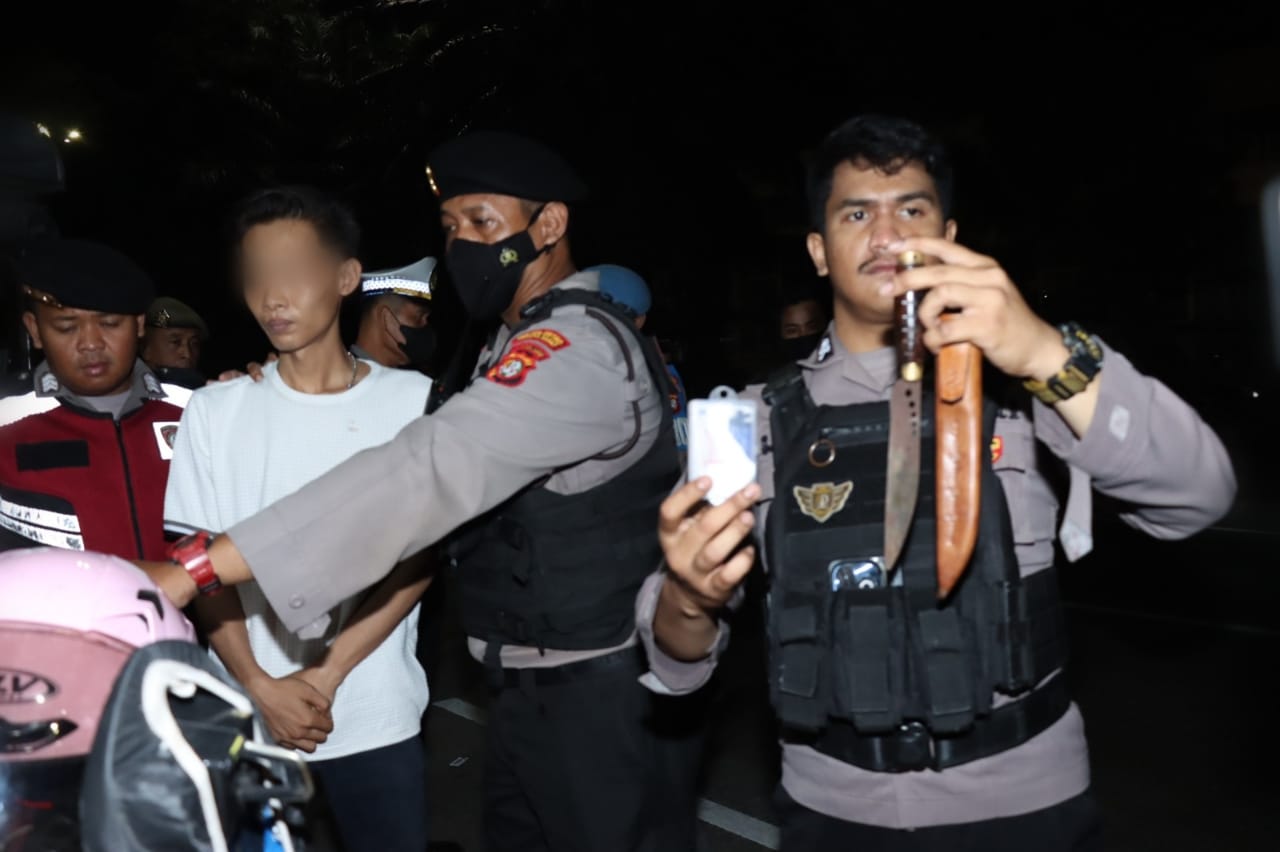 mbminvestigasi.com | Patroli dan Razia Stasioner Jumat Dini Hari Polres Metro Jakarta Barat Amankan Dua Terduga Penyalahguna Narkoba dan Sebilah Pisau