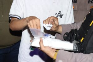 mbminvestigasi.com | Patroli dan Razia Stasioner Jumat Dini Hari Polres Metro Jakarta Barat Amankan Dua Terduga Penyalahguna Narkoba dan Sebilah Pisau