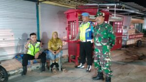 mbminvestigasi.com | Melalui Patroli Malam, Babinsa Mengajak Warga Wujudkan Wilayah Yang Aman