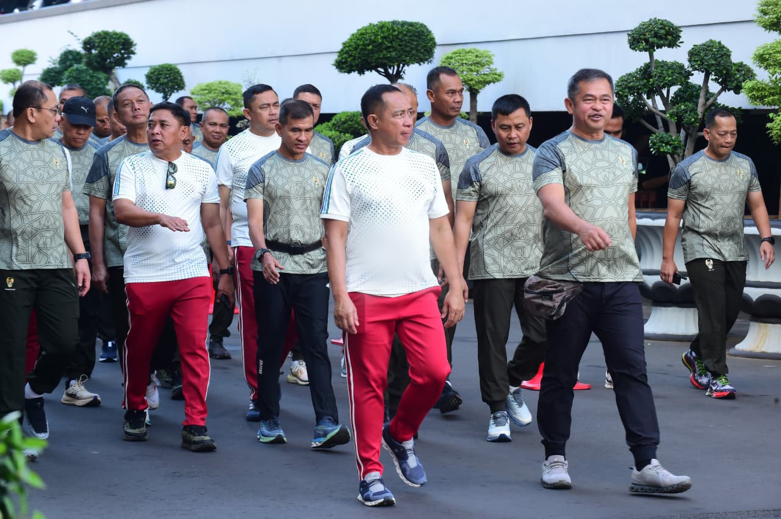 mbminvestigasi.com | Panglima TNI dan Kasad Perkuat Soliditas Melalui Olahraga Bersama Prajurit