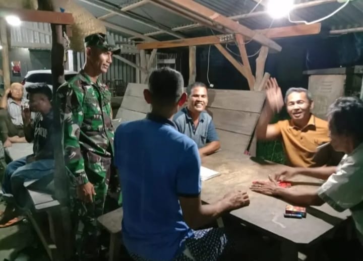 mbminvestigasi.com | Lewat Secangkir Kopi, Babinsa Tanjung Emas Jalin Dekat dan Pantau Situasi Warga