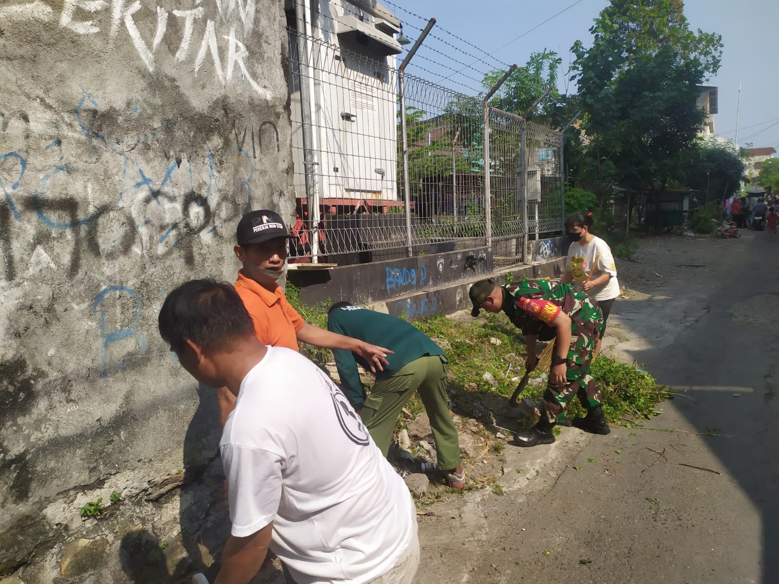 mbminvestigasi.com | Semangat Gotong Royong Terus Dijaga, Babinsa Koramil Ampel Bersama Warga Bersihkan Jalan Desa