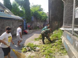 mbminvestigasi.com | Semangat Gotong Royong Terus Dijaga, Babinsa Koramil Ampel Bersama Warga Bersihkan Jalan Desa