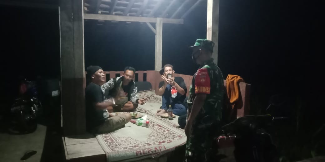 mbminvestigasi.com | Patroli Malam Koramil 06 Batuwarno, Babinsa Sambangi Warga Demi Jaga Keamanan