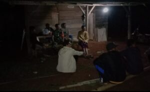 mbminvestigasi.com | Patroli Malam Koramil 06 Batuwarno, Babinsa Sambangi Warga Demi Jaga Keamanan