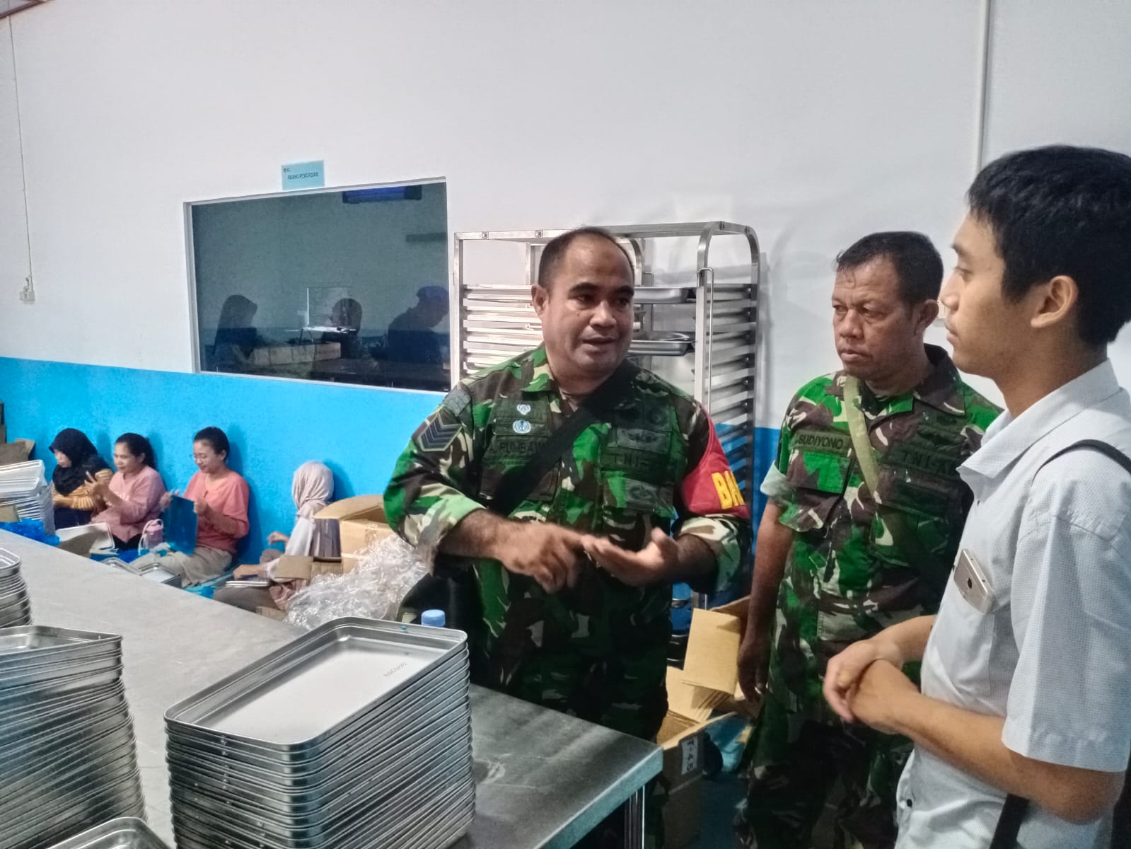 mbminvestigasi.com | Babinsa Joyotakan Cek SPPG Jelang Dimulainya Memasak Pasca Libur Sekolah
