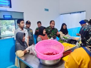 mbminvestigasi.com | Babinsa Joyotakan Cek SPPG Jelang Dimulainya Memasak Pasca Libur Sekolah