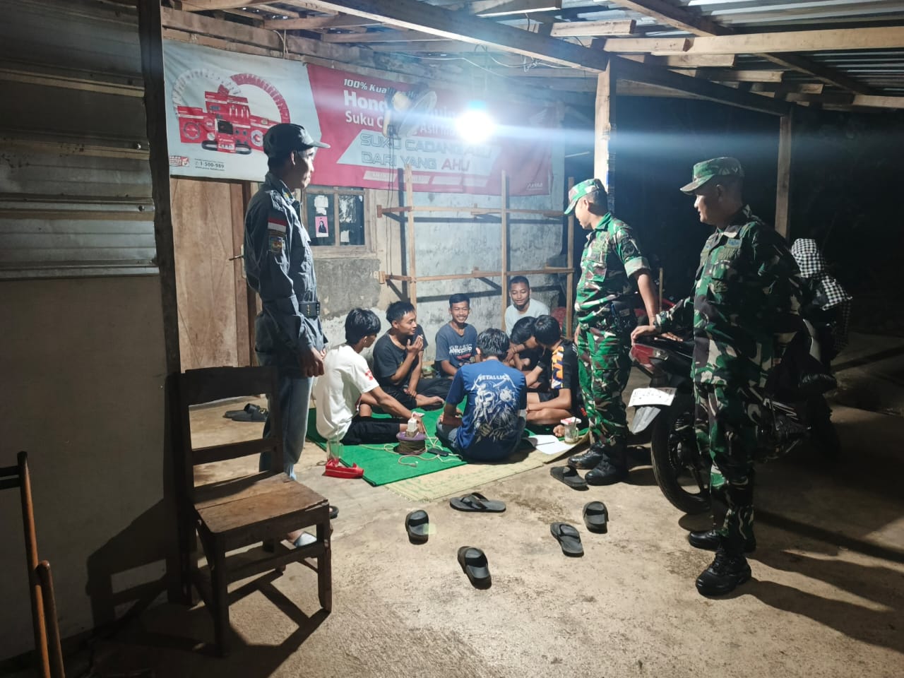 mbminvestigasi.com | Tingkatkan Keamanan Malam Hari, Babinsa Koramil Tirtomoyo Patroli Bersama Linmas